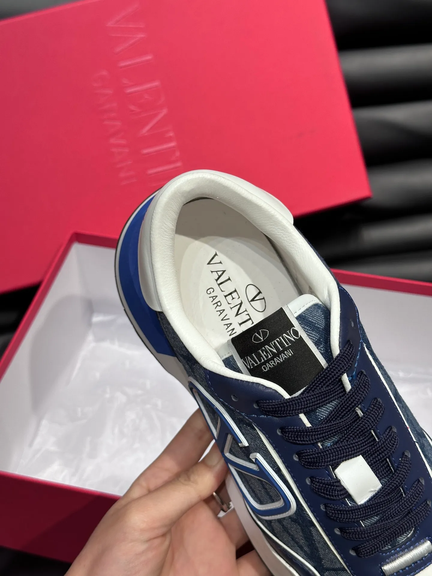P540💰 Product trademark: VALENTINO "Valentino" Regular size: 38-44 [45 customized] Product materials: Warren men's casual sports shoes, made of multi-material splicing, calf leather stitched with suede cowhide, fabric mesh upper, fabric tongue decorated with brand badge, rubber rivet decorative details on the heel, rivet rubber outsole, non-slip, wear-resistant and shock-absorbing, pure cotton inner foot pad, comfortable and breathable, comes with original box packaging bag!